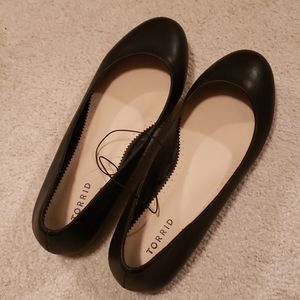 Torrid Black Flat 11 W